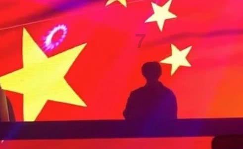 救援年轻女歌手