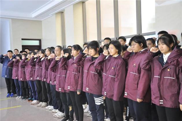 救援受困的小恐龙