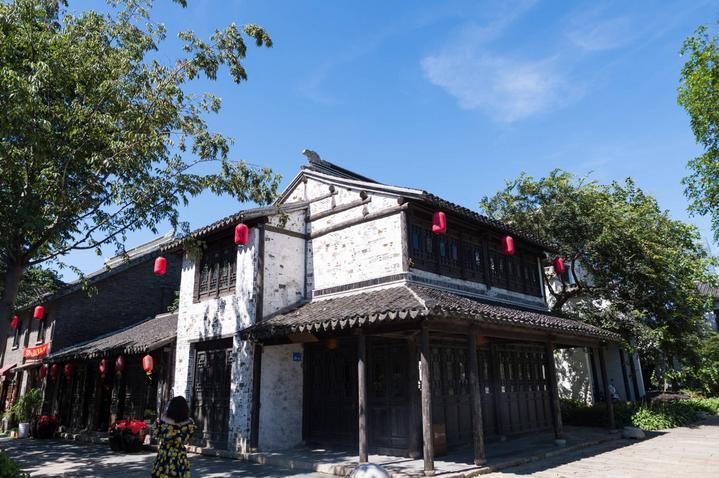 2.3米网红小莫感冒去世!衣服鞋子都要定做